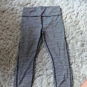 athleta striped cropped leggings with pocktes